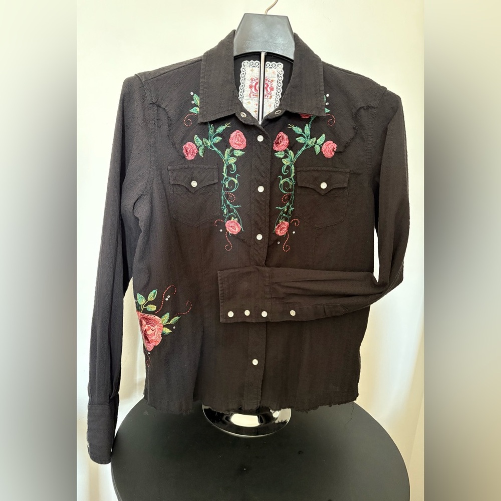 Country Royalty Western Blinged-out Women’s Shirt Beautiful Embroidery Size M